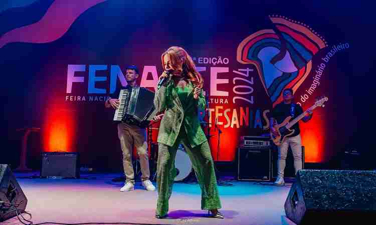 Vitória Fernandez agitou com Forró das Antigas no Centro de Eventos durante a Fenacce